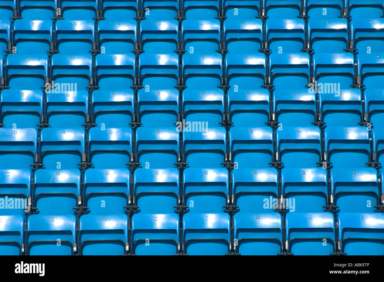 Sedili in plastica in corrispondenza dello stadio di calcio Foto Stock