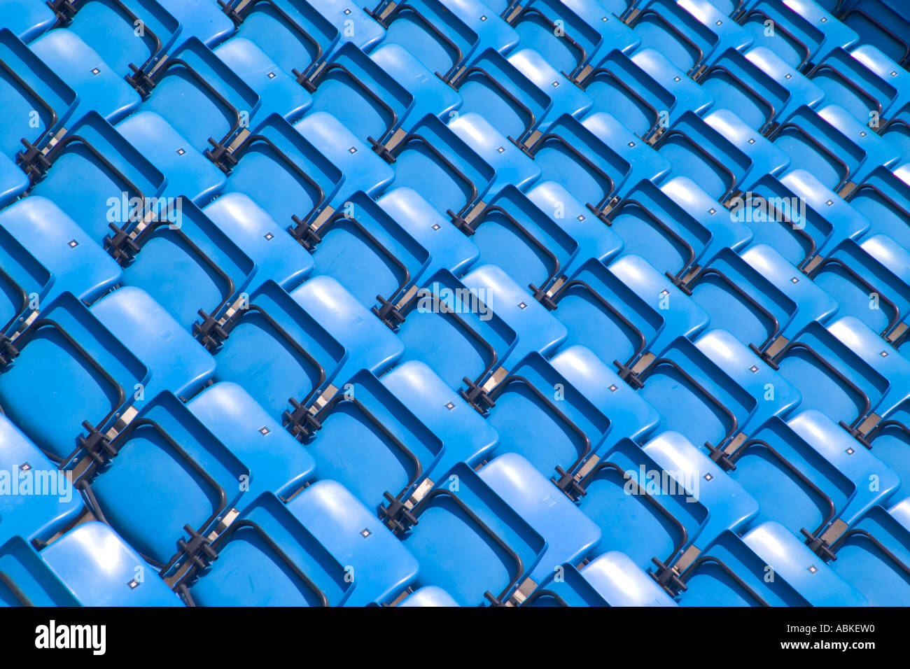 Sedili in plastica in corrispondenza dello stadio di calcio Foto Stock