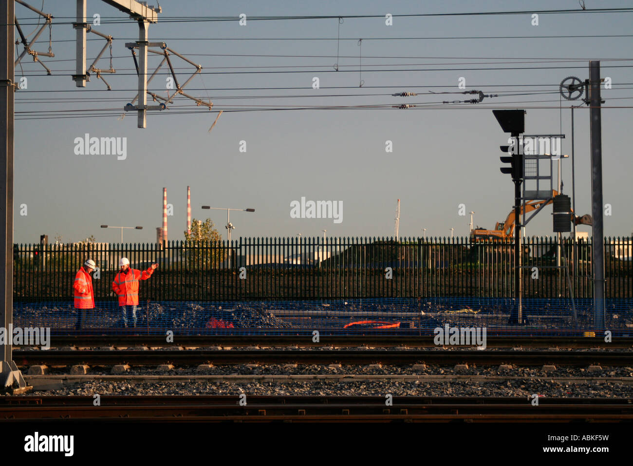 Due uomini al lavoro in treno Dart line Foto Stock