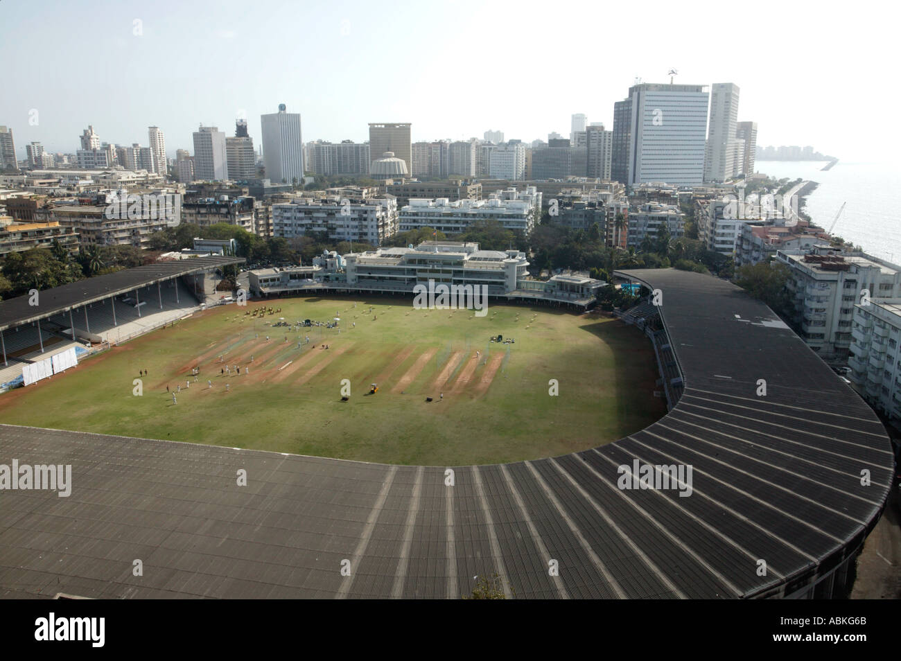 Vista di Bombay Mumbais Wankhede Cricket Stadium Churchgate con skyline Maharashtra India Foto Stock