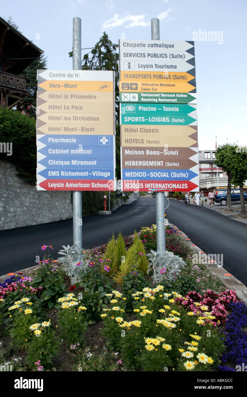 Singpost in francese mostra le amenità locali in città alpina di Leysin in Vallese Svizzera Foto Stock