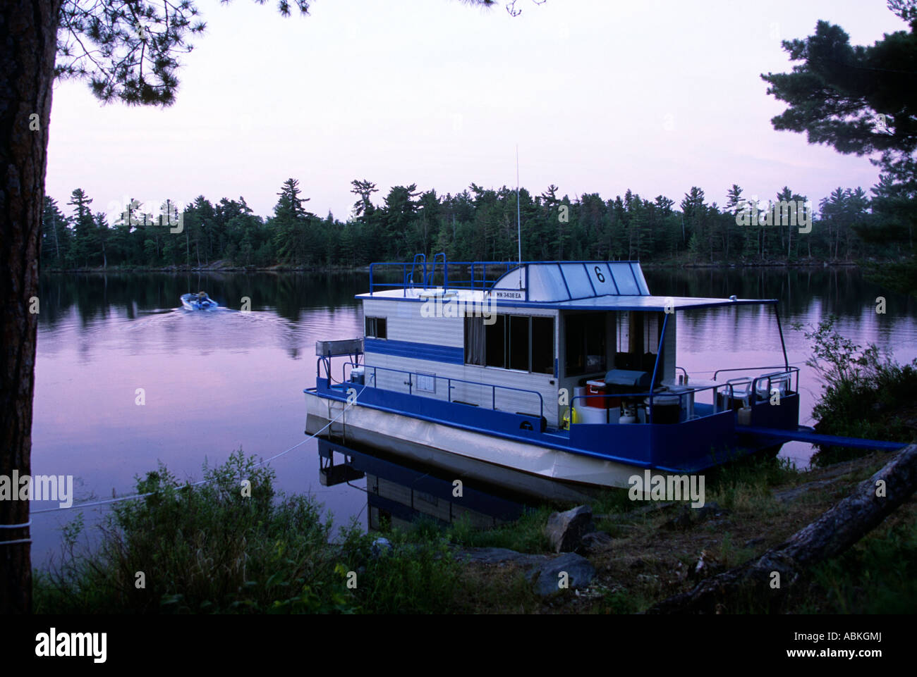 HOUSEBOAT ormeggiate per la sera sul lago piovoso nord, Minnesota, U.S.A. L'estate. Foto Stock