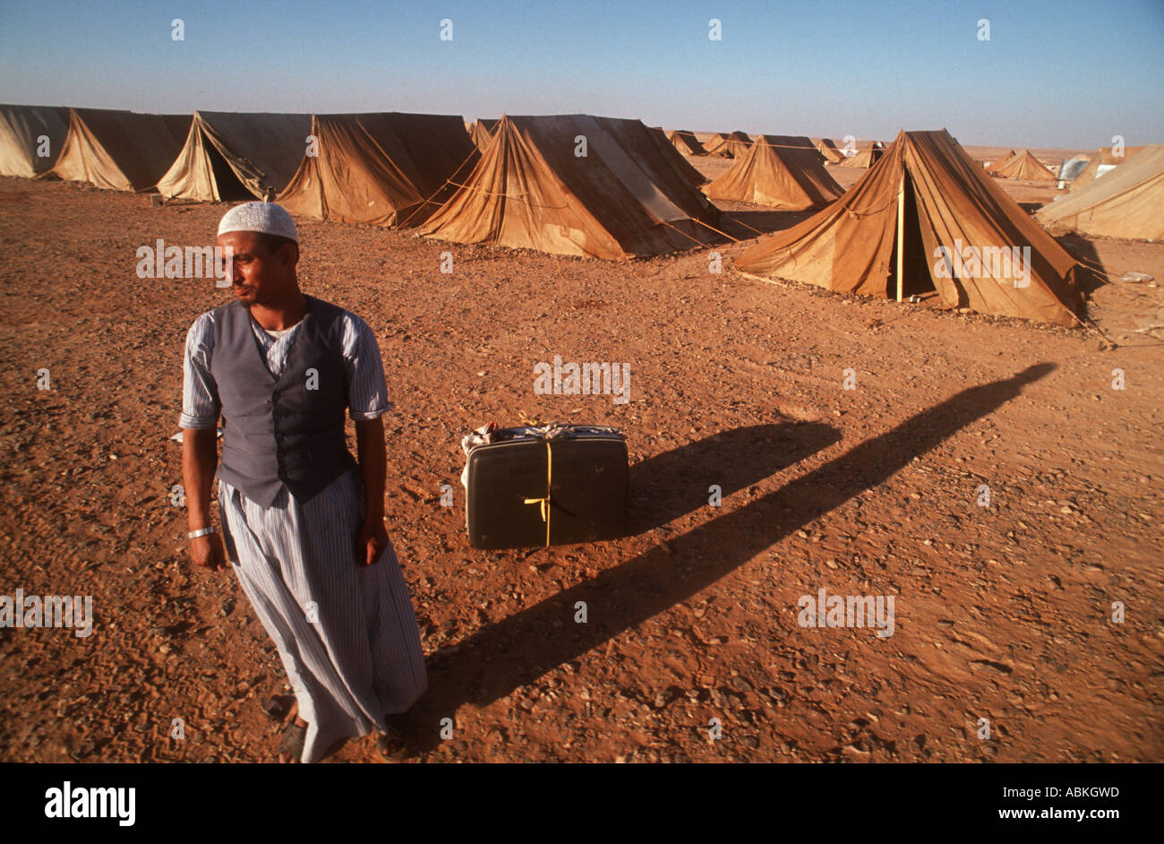 Un rifugiato dalla guerra in Iraq arriva a un tented camp in Giordania. Foto Stock