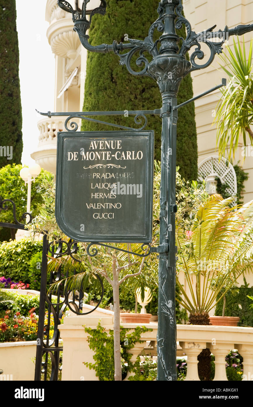 Un cartello stradale per i lussuosi negozi su Avenue de Monte Carlo nel Principato di Monaco Foto Stock