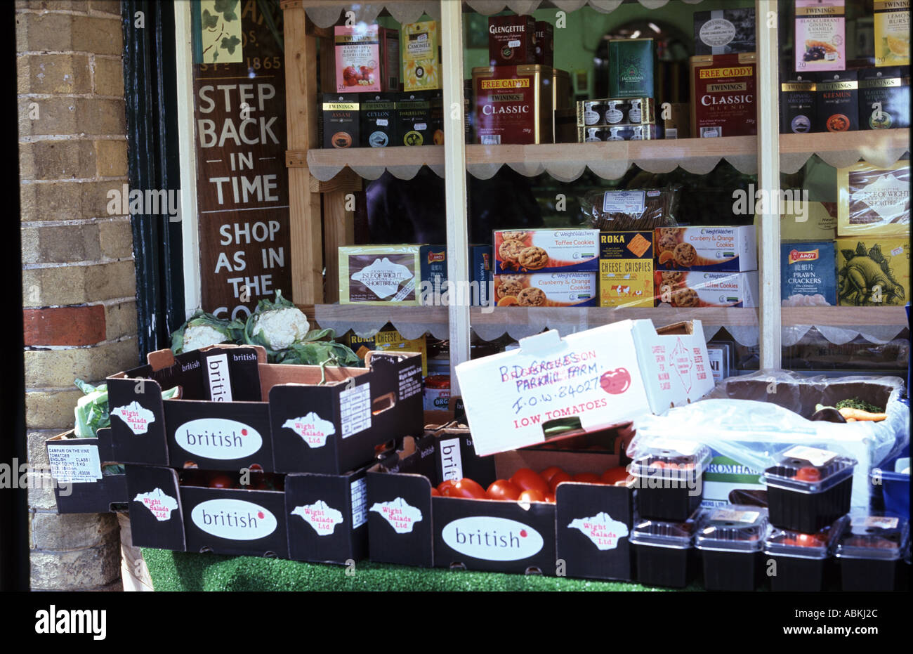 Il vecchio stile negozio di generi alimentari a Freshwater Bay Isle of Wight REGNO UNITO Foto Stock