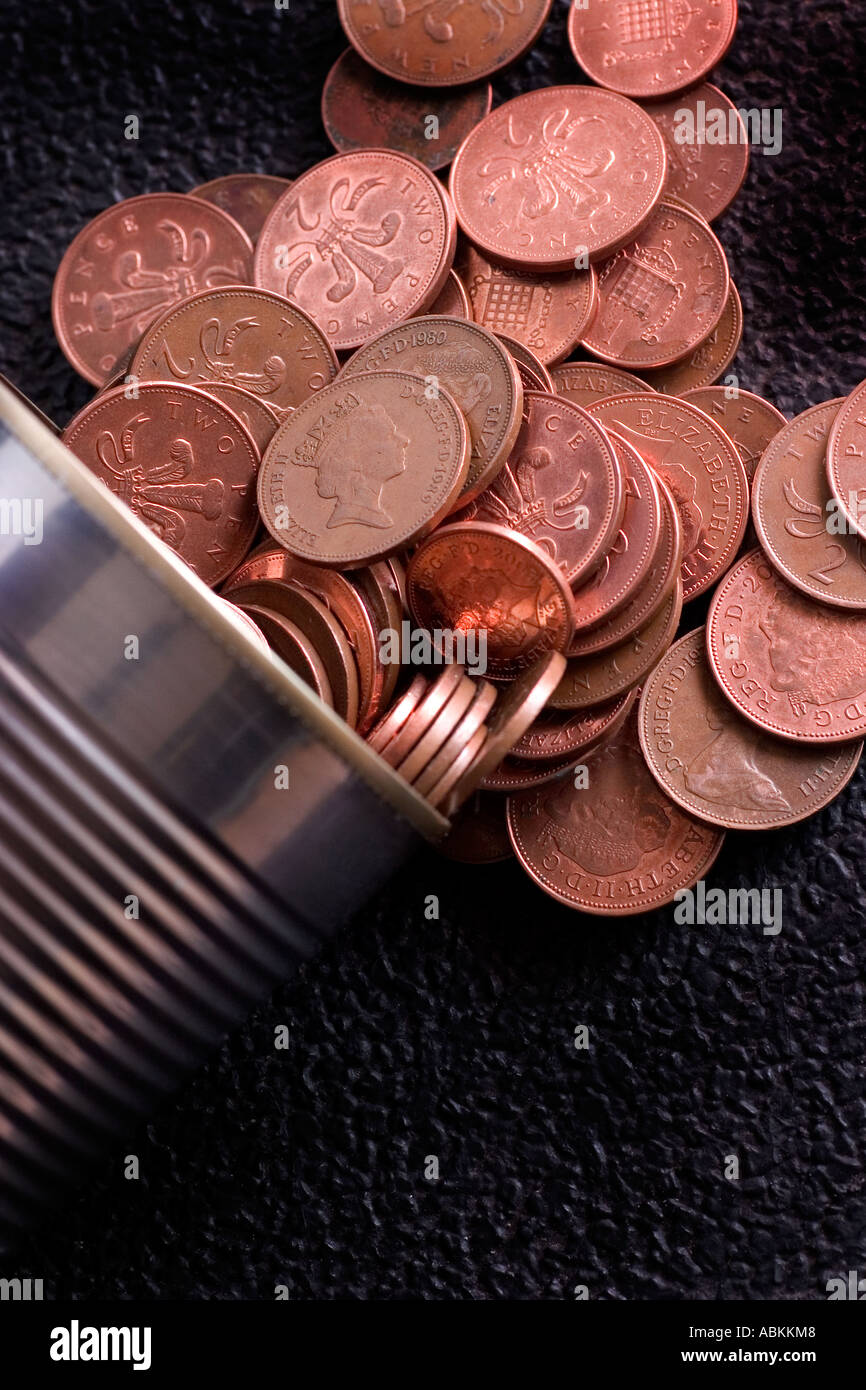 Lo stagno era caduto su di British uk un penny e tuppenny pezzi Foto Stock