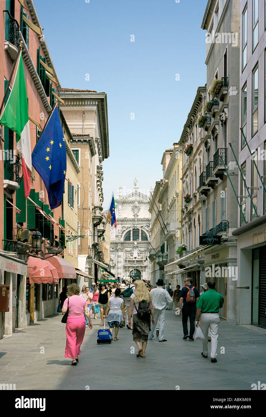 Calle Larga XXII Marzo è scomodo il nome di una strada a Venezia il più  noto per le sue eleganti boutiques di designer Foto stock - Alamy