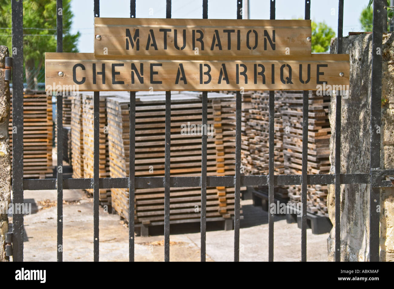 Bel Air memorizza le proprie doghe in legno di quercia per essere successivamente utilizzati per la produzione di canne, il cartello dice di rovere di maturazione per barriques Chateau Belair (Bel Air) 1er premier Grand Cru Classe Saint Emilion Bordeaux Gironde Aquitaine Francia Foto Stock