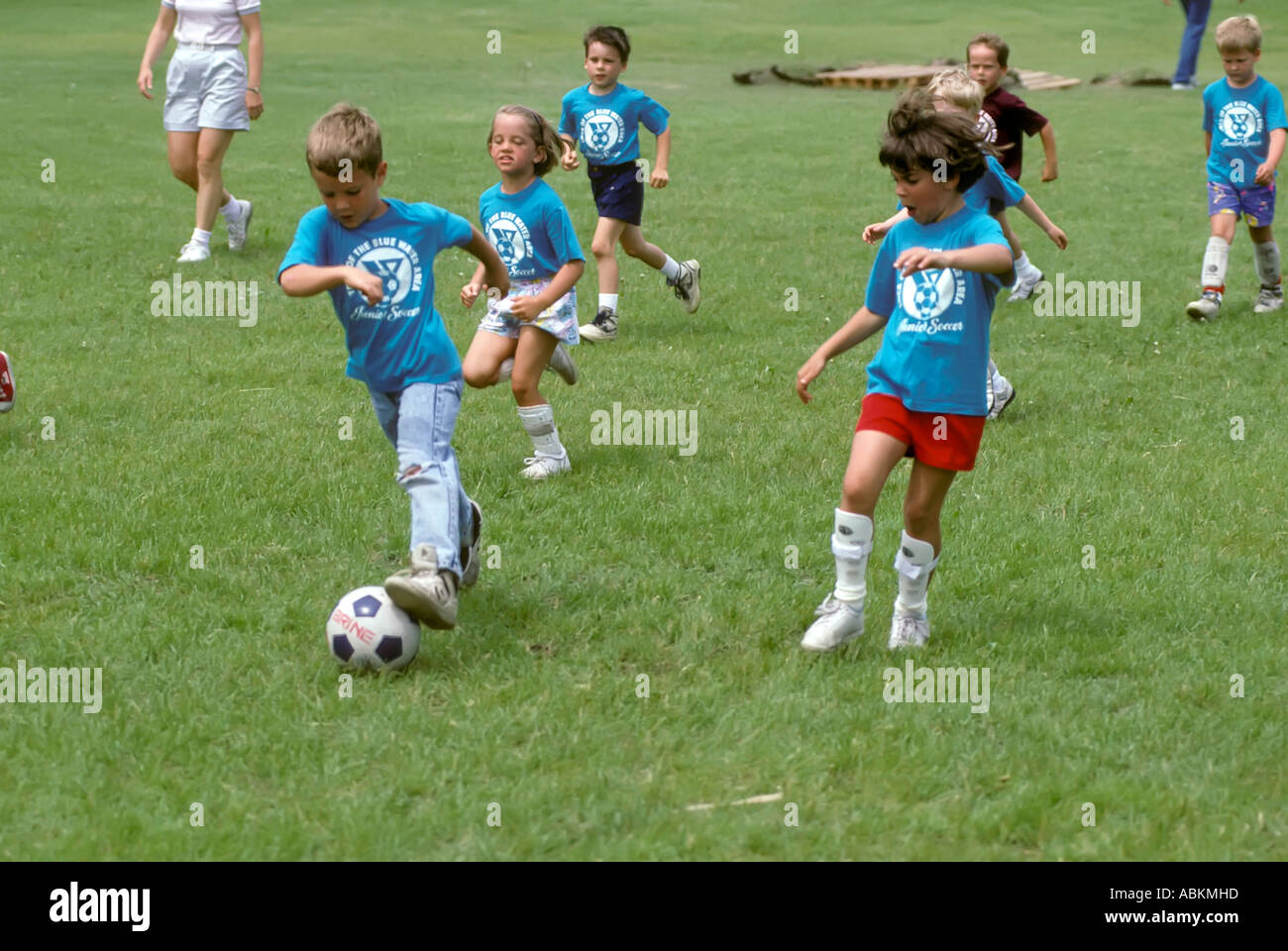5 e 6 anno di età i bambini giocano a calcio Foto Stock