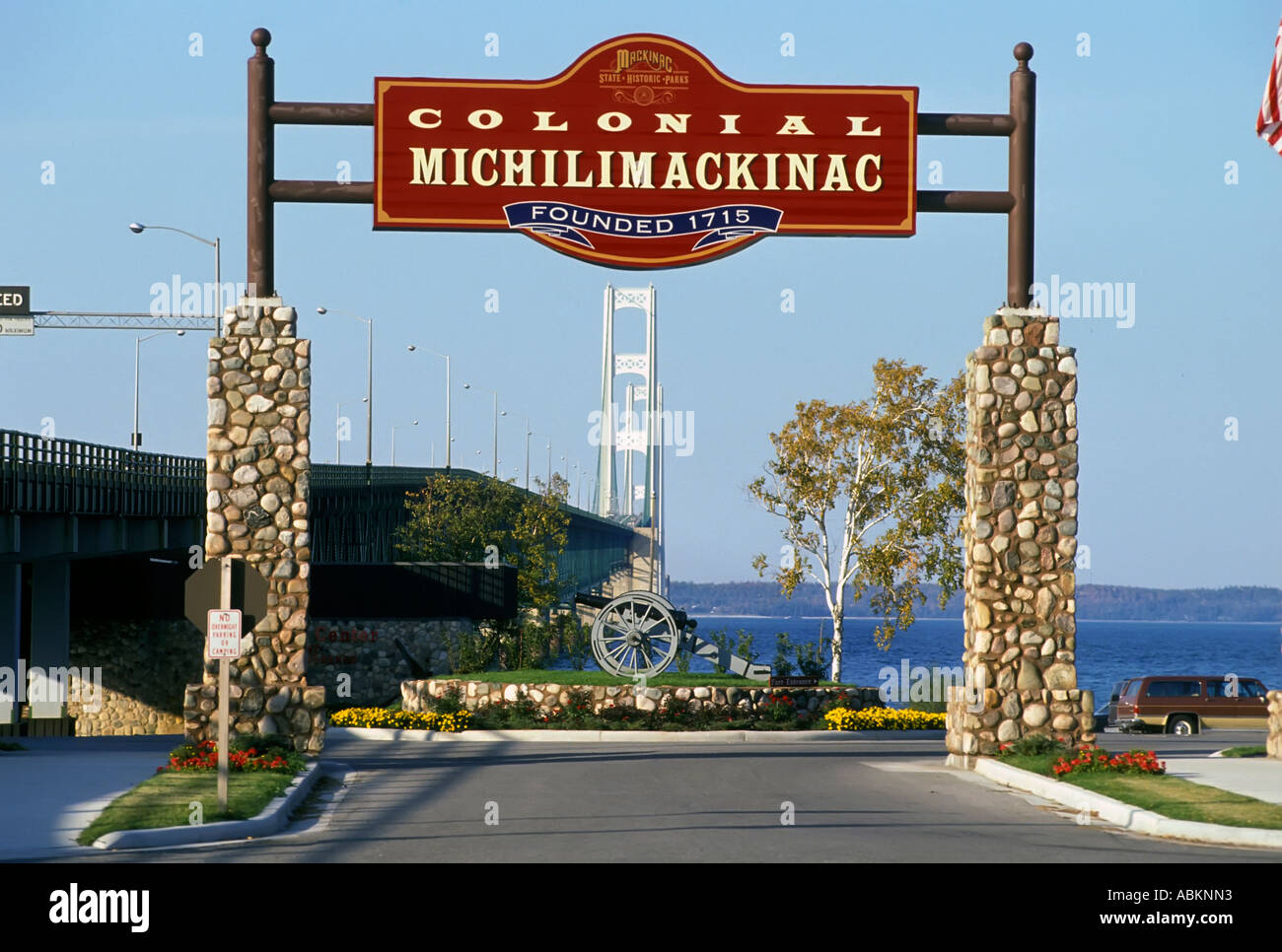 Michilimackinac coloniale in Fort Mackinac Mackinaw City Michigan con una vista del Ponte Mackinaw Foto Stock