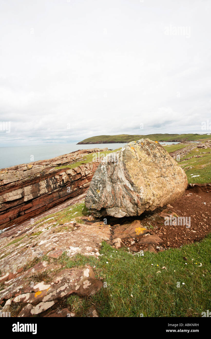 Masso erratico, Baia di Stoer, Sutherland, Scozia Foto Stock