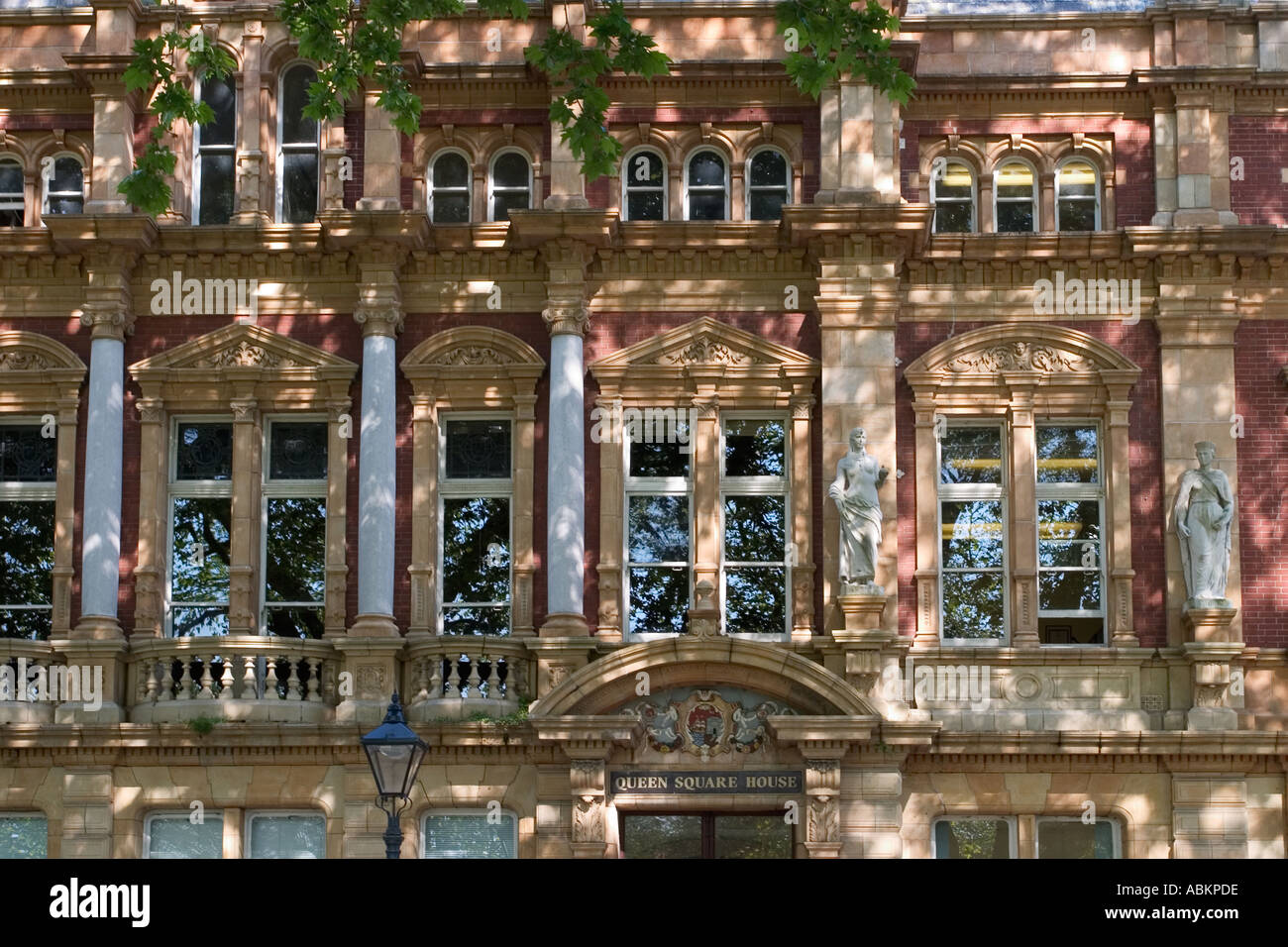 Pezzata i filtri di luce attraverso gli alberi su Queen Square House di Bristol Inghilterra Foto Stock