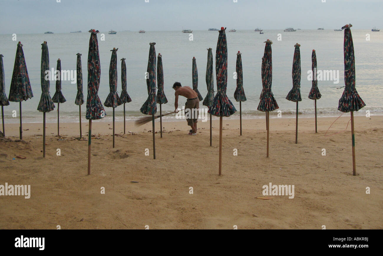 "Pulizia spiaggia nelle prime ore del mattino in Pattaya Thailandia" Foto Stock