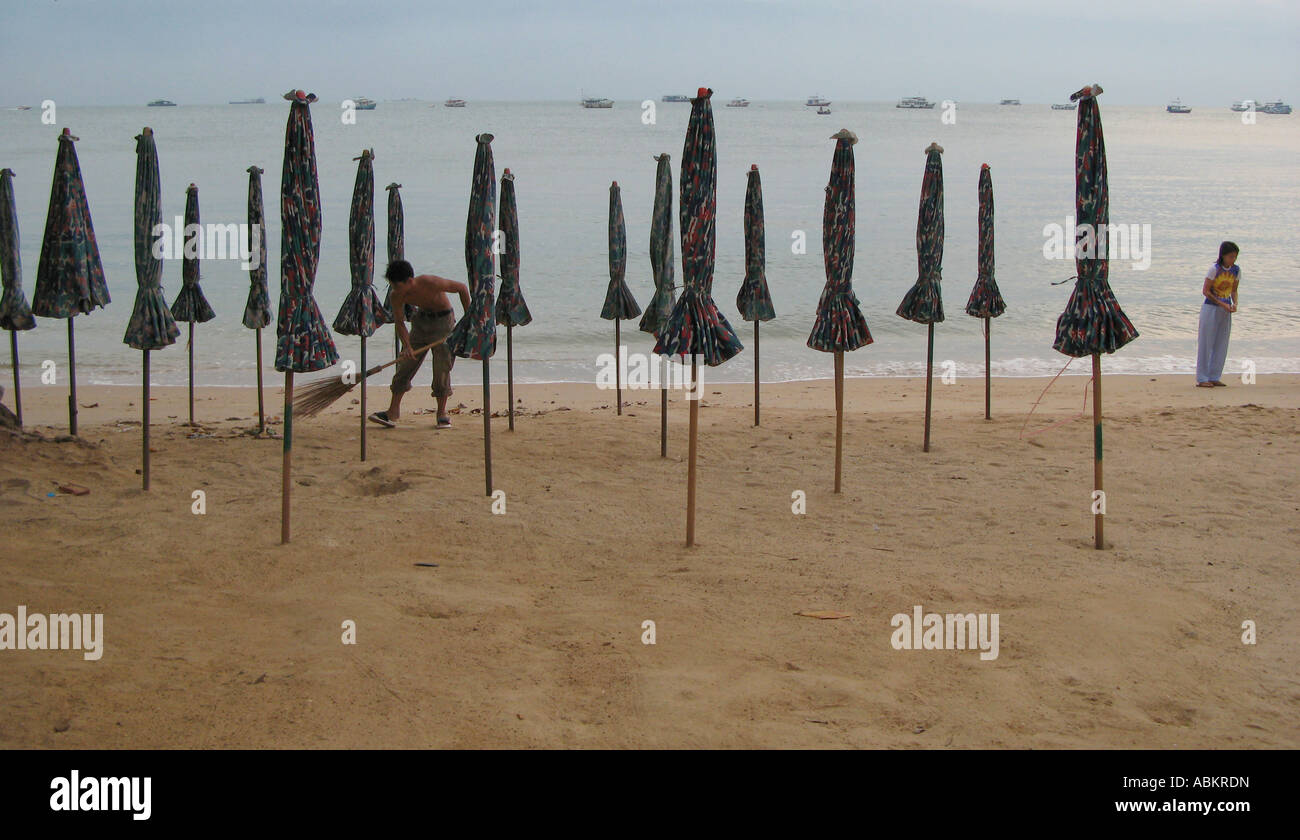 "Pulizia spiaggia nelle prime ore del mattino in Pattaya Thailandia" Foto Stock