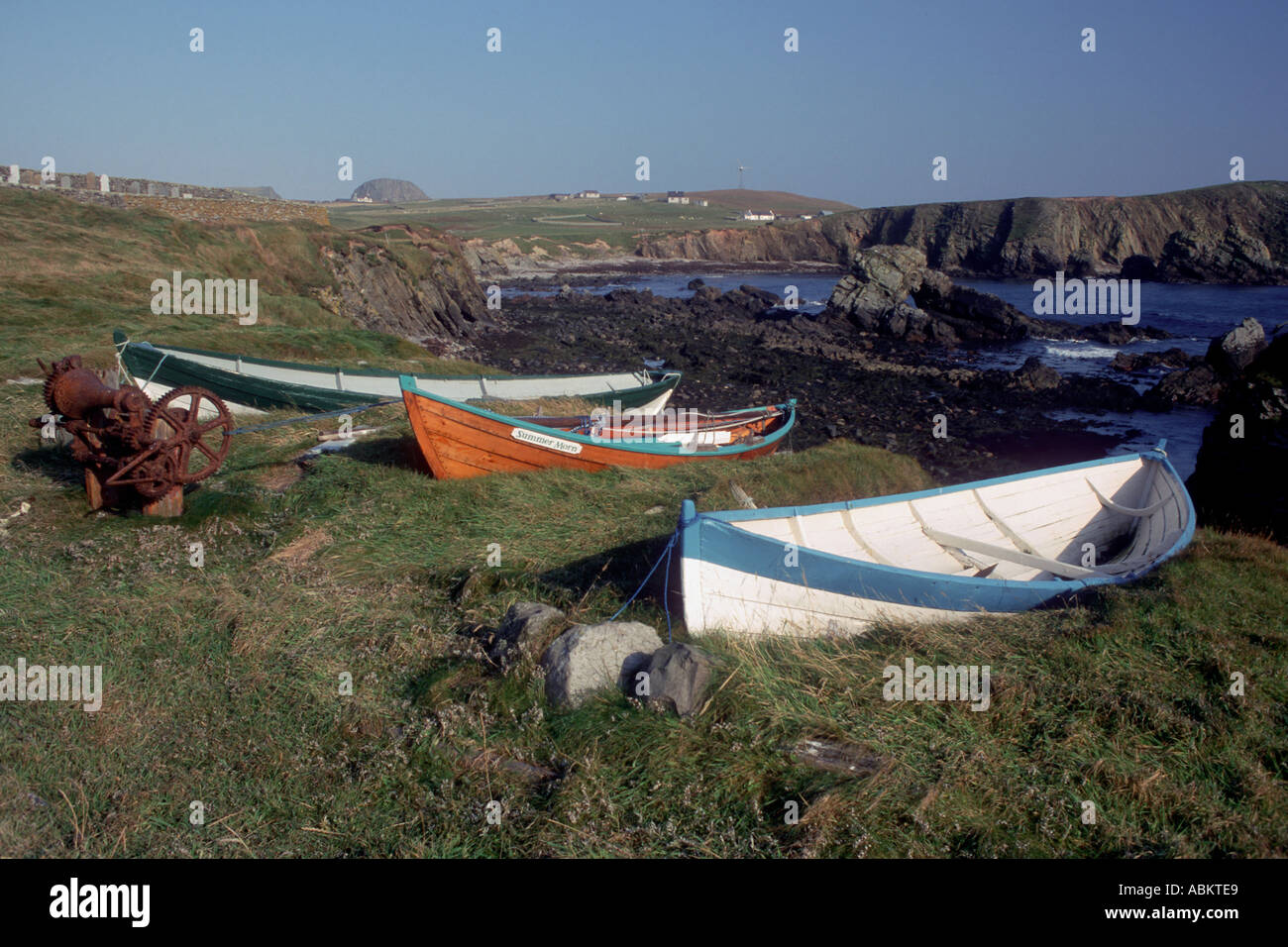 Vista attraverso il sud del porto con yoals nel loro noosts, Fair Isle, Shetland, Scotland, Regno Unito Foto Stock