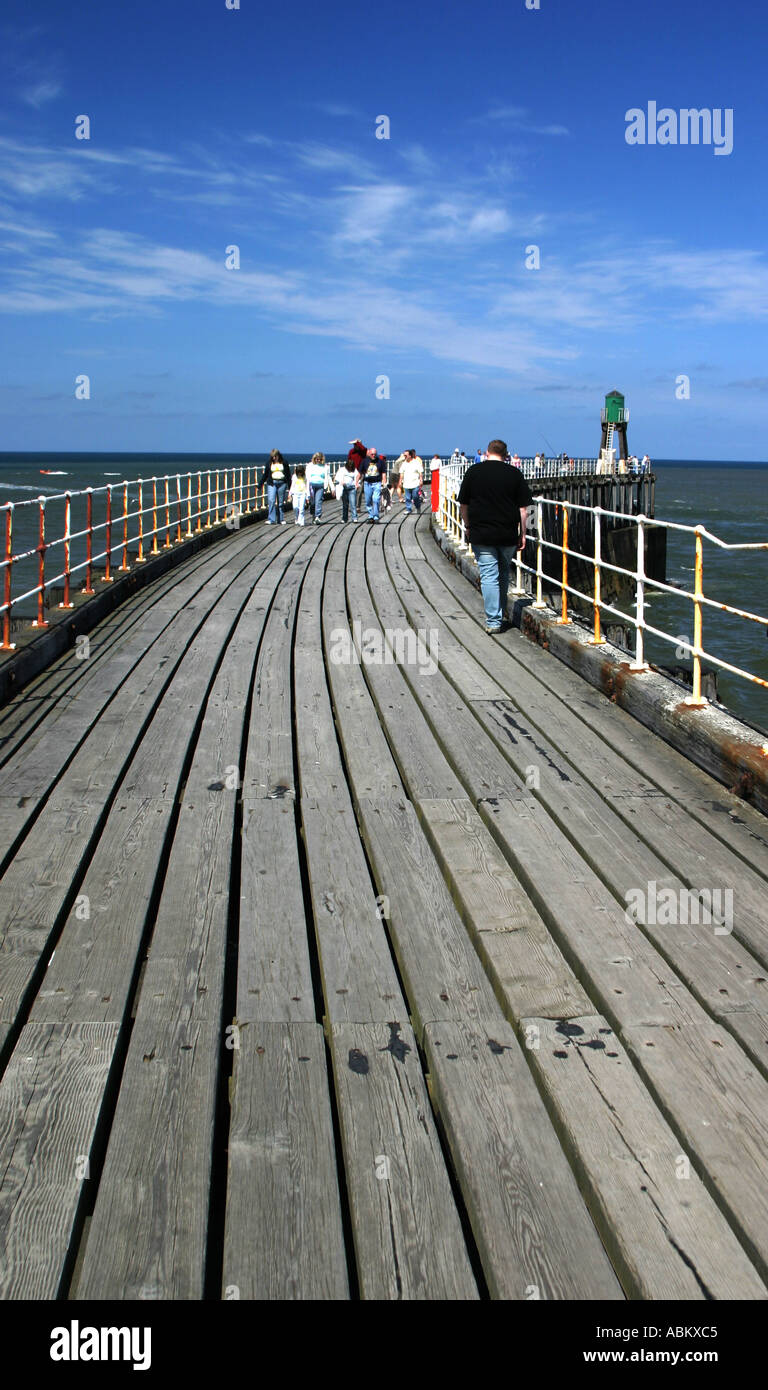 Whitby Pier Board walk Foto Stock