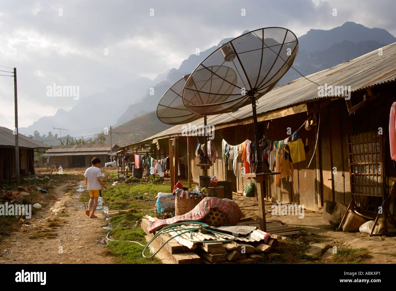 Antenne paraboliche al fianco di baracche di legno nel villaggio di montagna di Xaysomboun Foto Stock