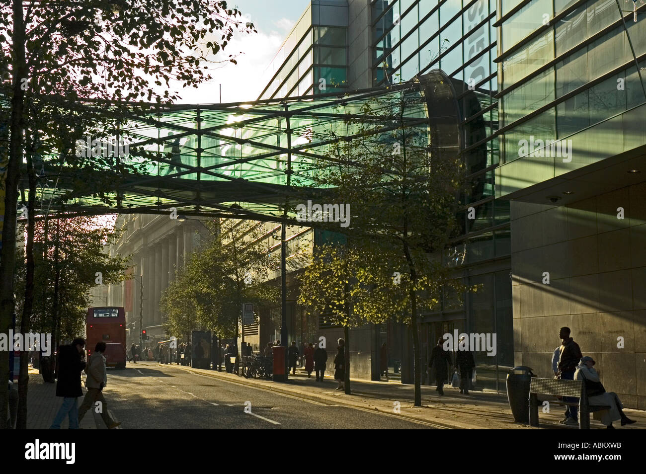 Nuova passerella sul Corporation Street, Manchester, Inghilterra, Regno Unito. Questo è il punto in cui il 1996 IRA bomba è stata fatta esplodere. Foto Stock