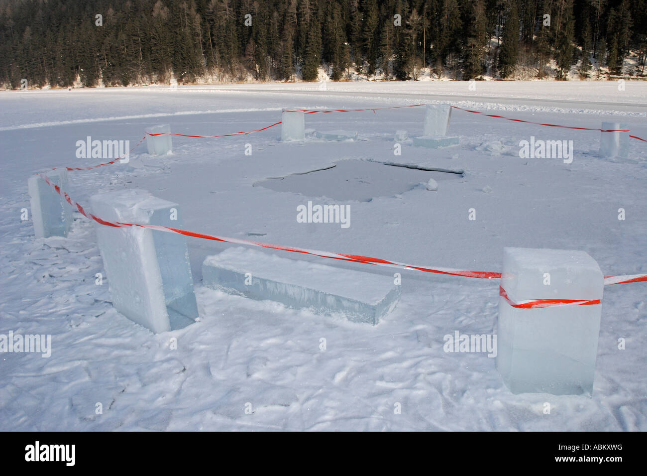 Marchio di sicurezza attorno ad un foro di icediving Foto Stock