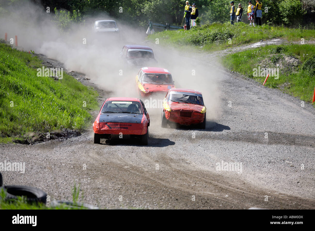 Vetture in Folkrace banger racing velocità attraverso la campagna alzando nuvole di polvere a Torslanda Racecourse a Göteborg in Svezia Foto Stock