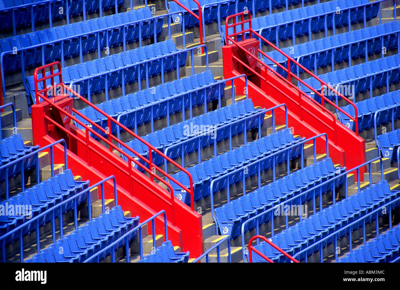 Colorati posti a sedere presso Lo Skydome stadium di Toronto può ospitare 50.000 appassionati della Blue Jays squadra di baseball Foto Stock