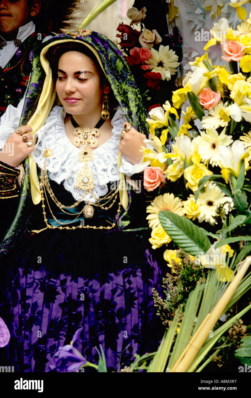 Elaborare i costumi tradizionali sono indossati da persone locali a Cavalcata Sarda Festa annuale parata di Sassari, Sardegna, Italia Foto Stock