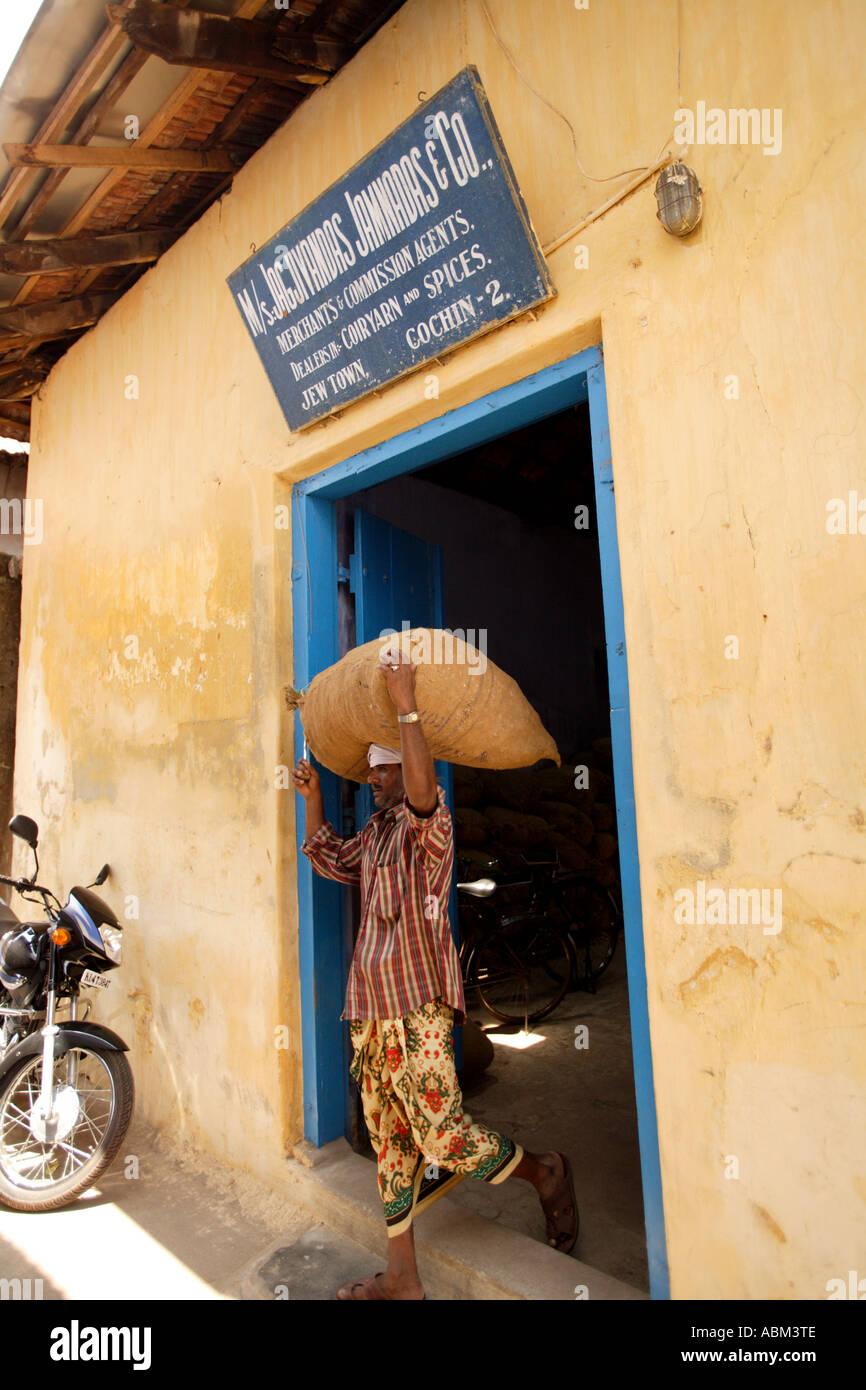 Spice Trader che trasportano il sacco dallo store, Fort Cochin, Kerala, India del Sud Foto Stock