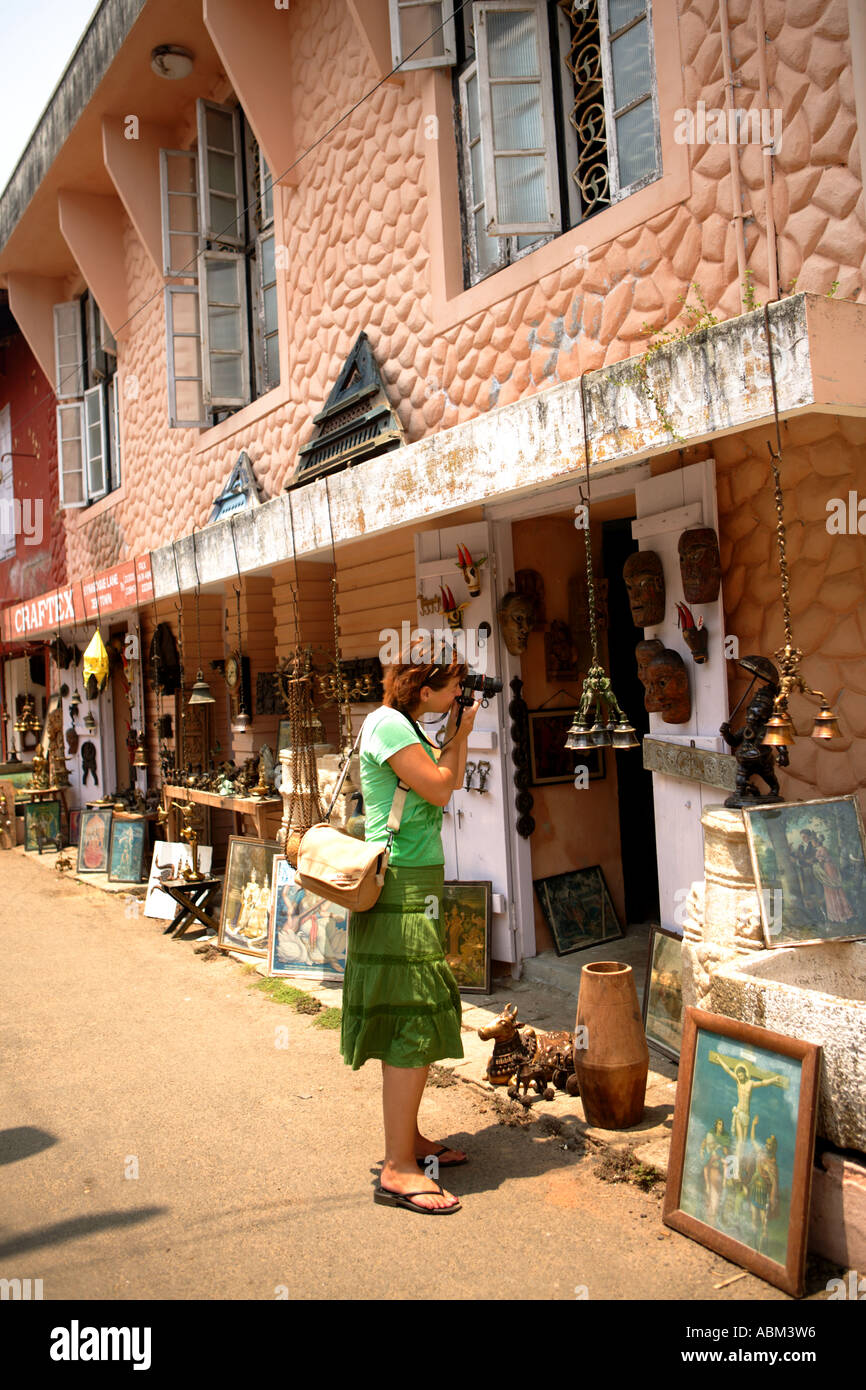 Tourist shopping a Fort Cochin, Kerala, India del Sud Foto Stock