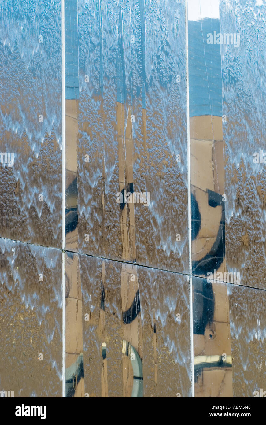 Water Tower scultura riflessioni Wales Millennium Centre Building per la Baia di Cardiff Galles del Sud Foto Stock