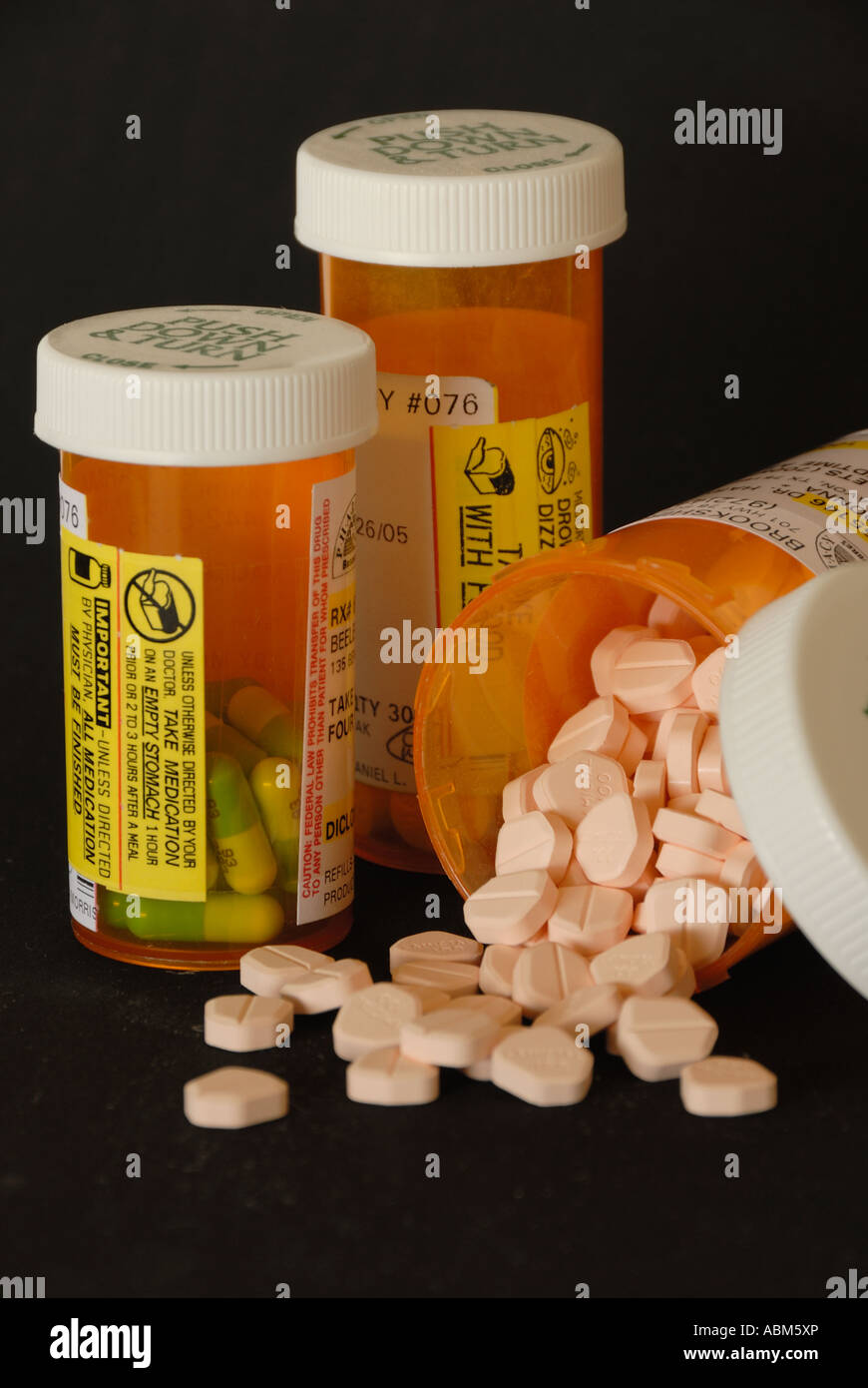 Prescrizione dei farmaci medicina bottiglie con le pillole che mostra le etichette di avvertimento Foto Stock