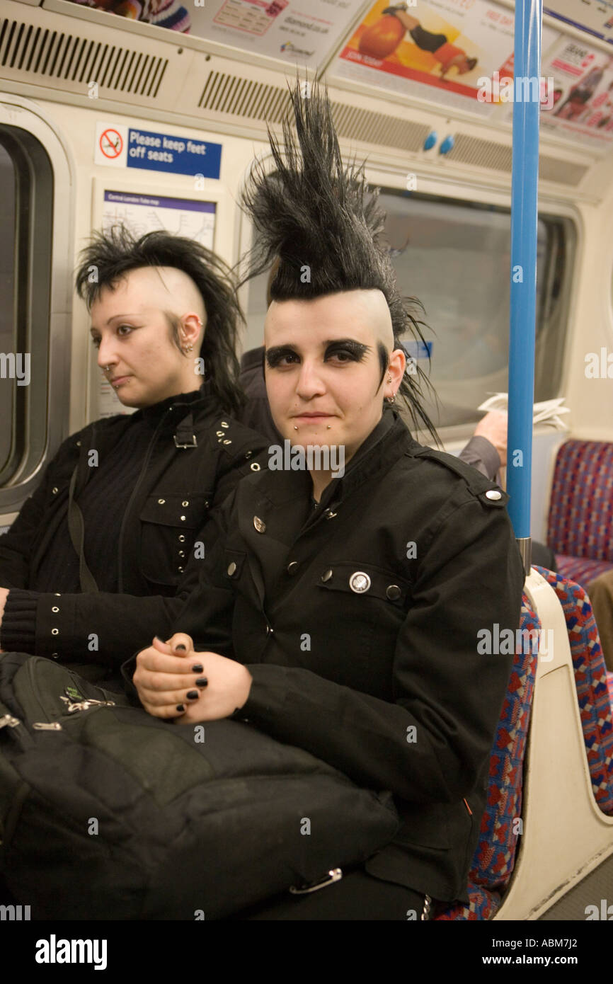 Goth ragazza con mohicano capelli stile sul tubo di Londra, con l'amico Foto Stock