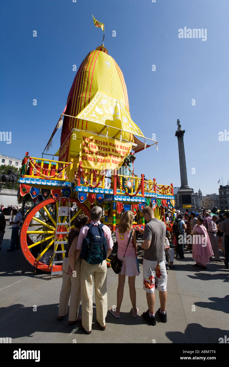 "Hare Krishna' celebrazioni in 'Trafalgar Square', 'Nelson Colonna dell' turisti affascinati Foto Stock