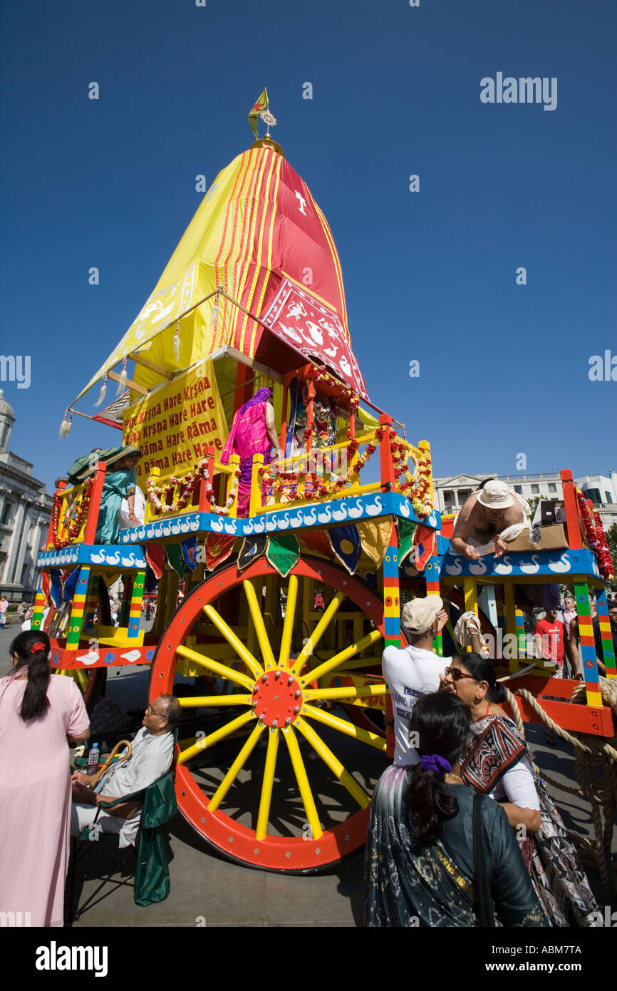 "Hare Krishna' celebrazioni in 'Trafalgar Square". Affascinati turisti Foto Stock