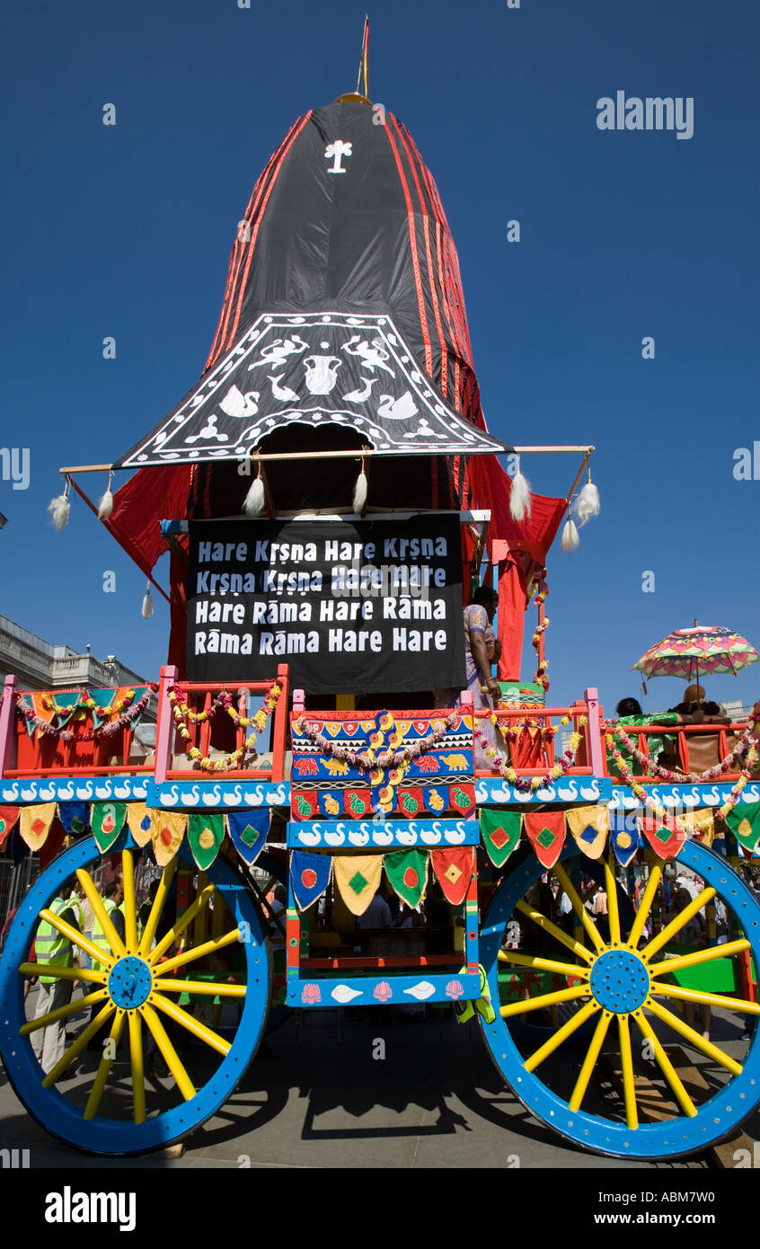 "Hare Krishna' celebrazioni in 'Trafalgar Square' turisti faxcinated dal ^spettacolo. Foto Stock