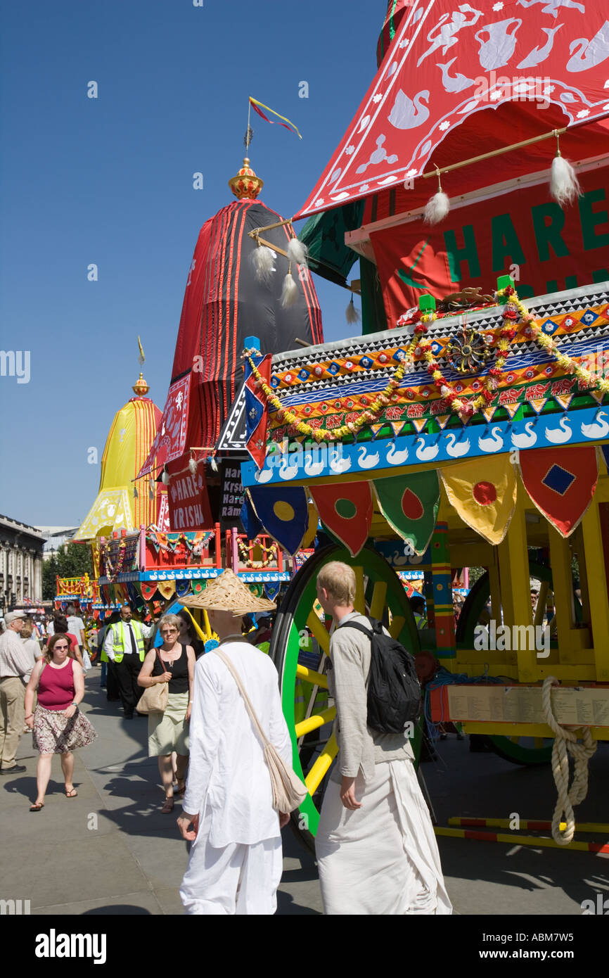 ^Hare Krishna' celebrazioni in 'Trafalgar Square". I turisti faxcinated dal ^spettacolo Foto Stock