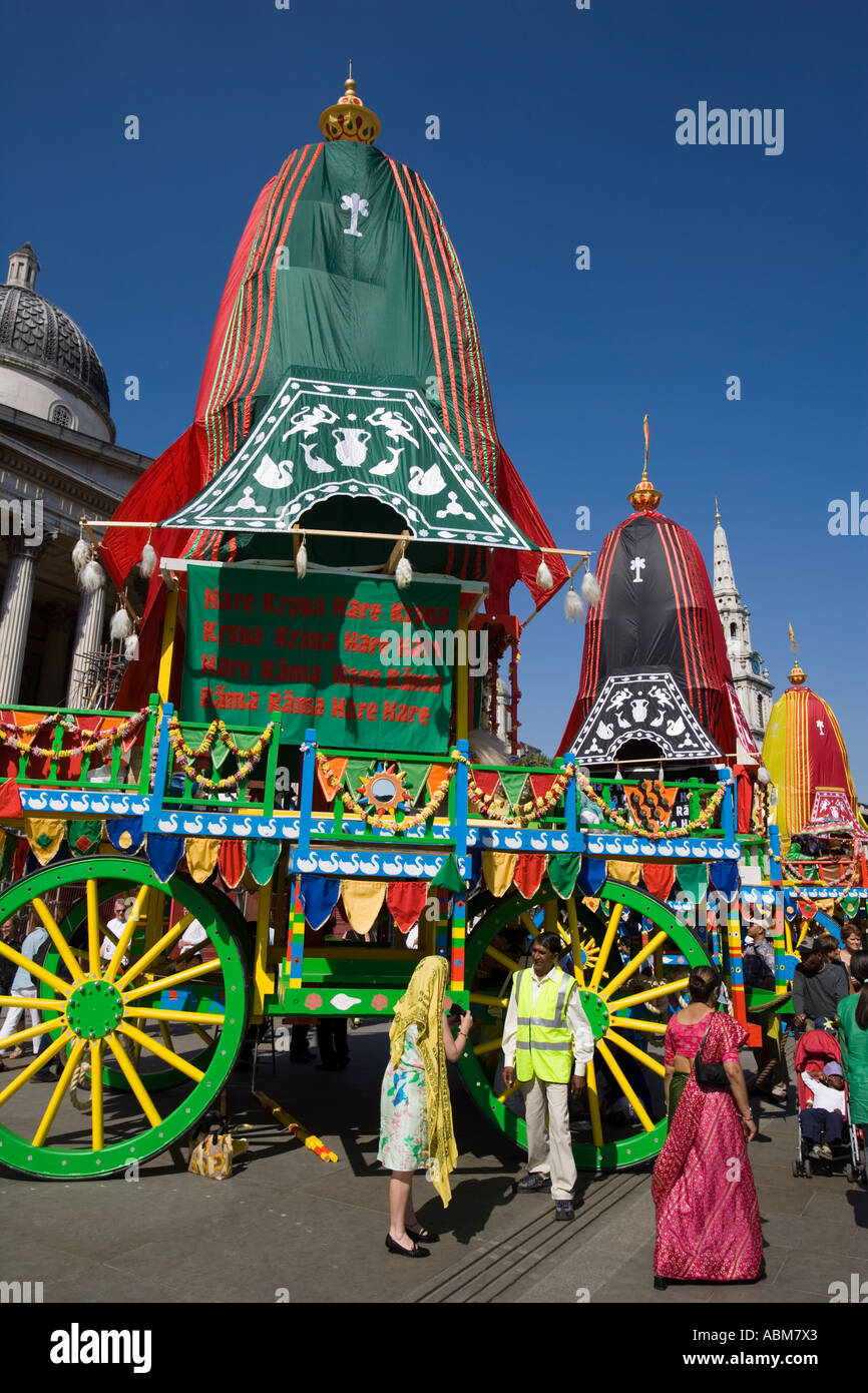 '^Hare Krishna' carri 'Trafalgar Square, Londra Foto Stock