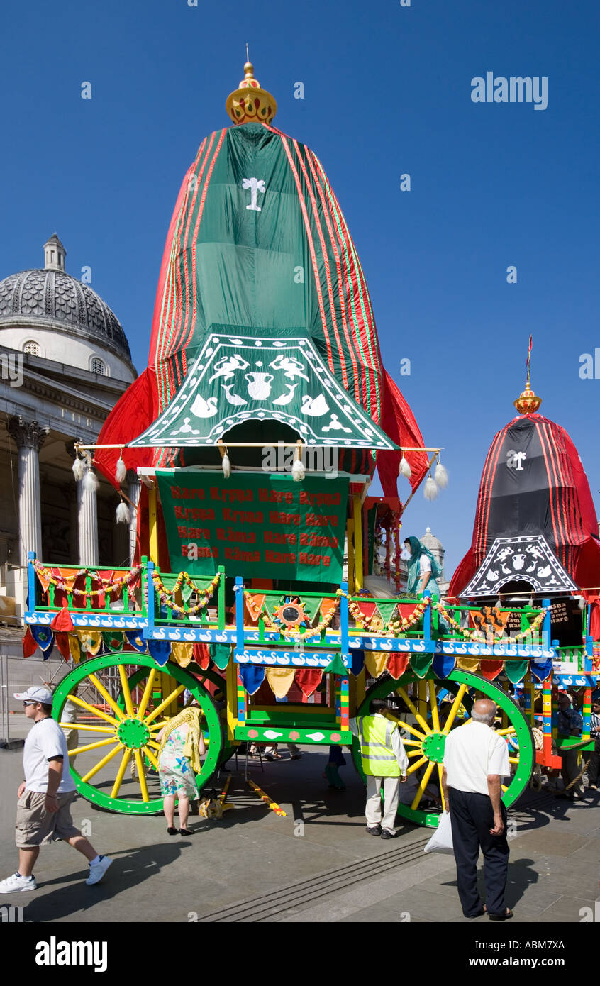 Hare Krishna carri assemblati Trafalgar Square, Londra - giornata di caldo Foto Stock