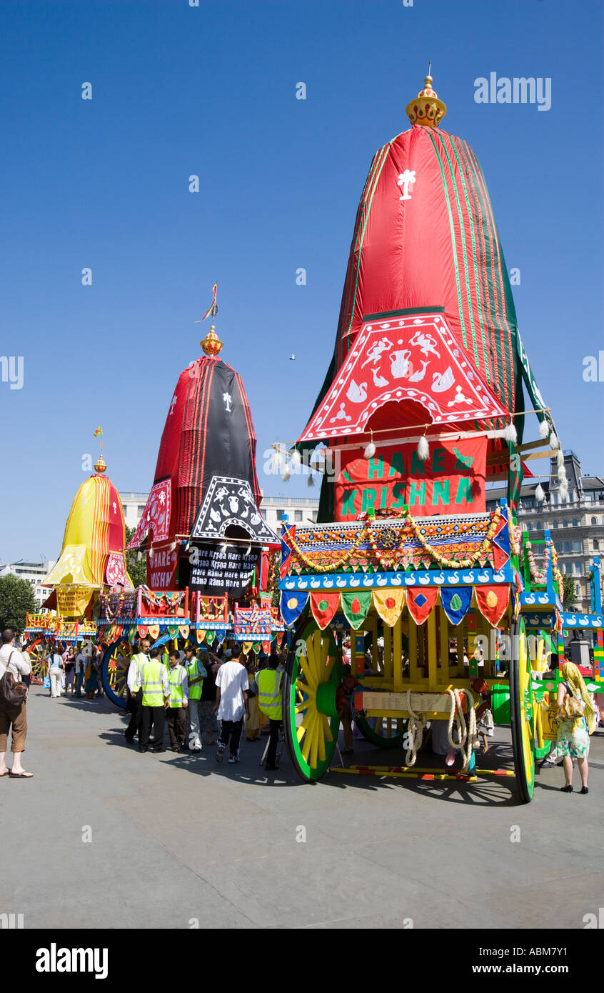 Coloratissimo '^Hare Krishna' carri ^schierate in 'Trafalgar Square, Londra Foto Stock