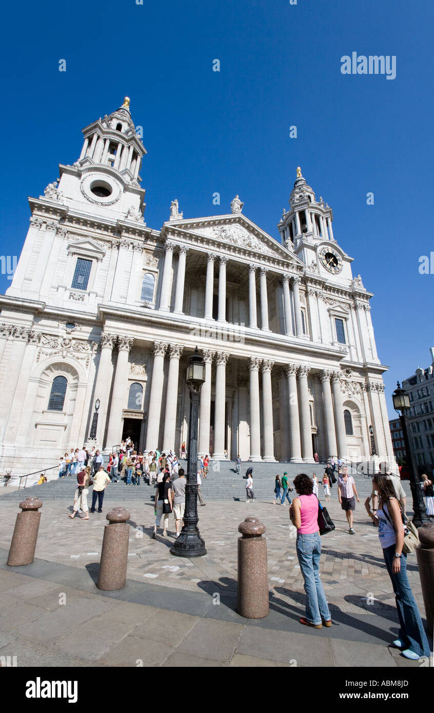 Lo sguardo turistico presso la Cattedrale di St Paul, Londra Foto Stock