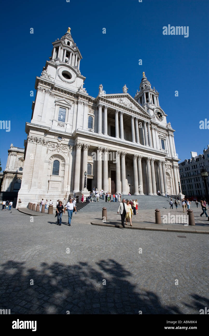 La Cattedrale di St Paul, Londra con il pastore e la donna e numerosi turisti Foto Stock
