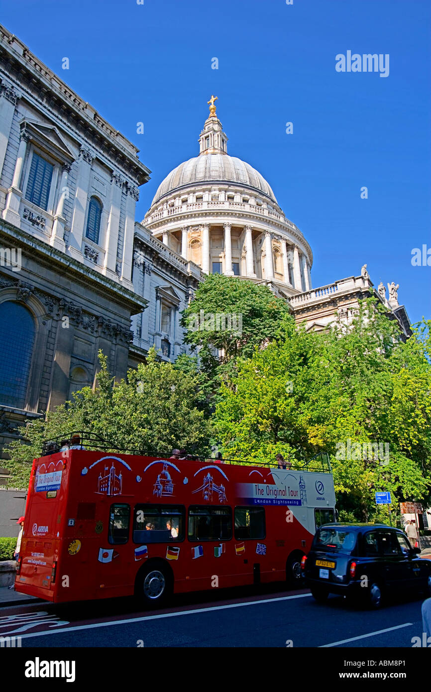San Paolo 's cattedrale, Londra; con red bus e taxi Foto Stock