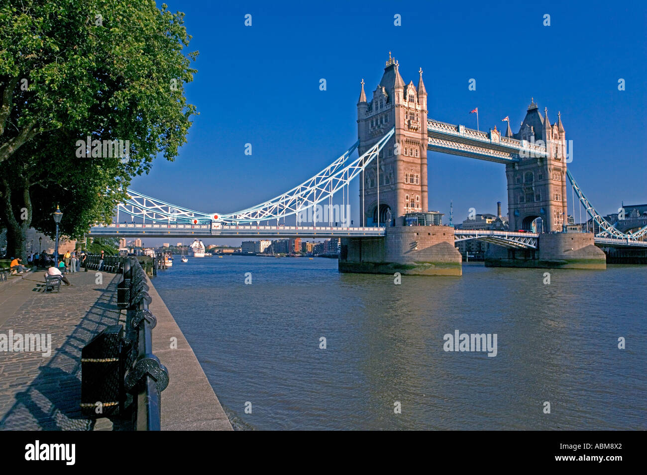 Il Tower Bridge di Londra - giornata di sole in estate Foto Stock