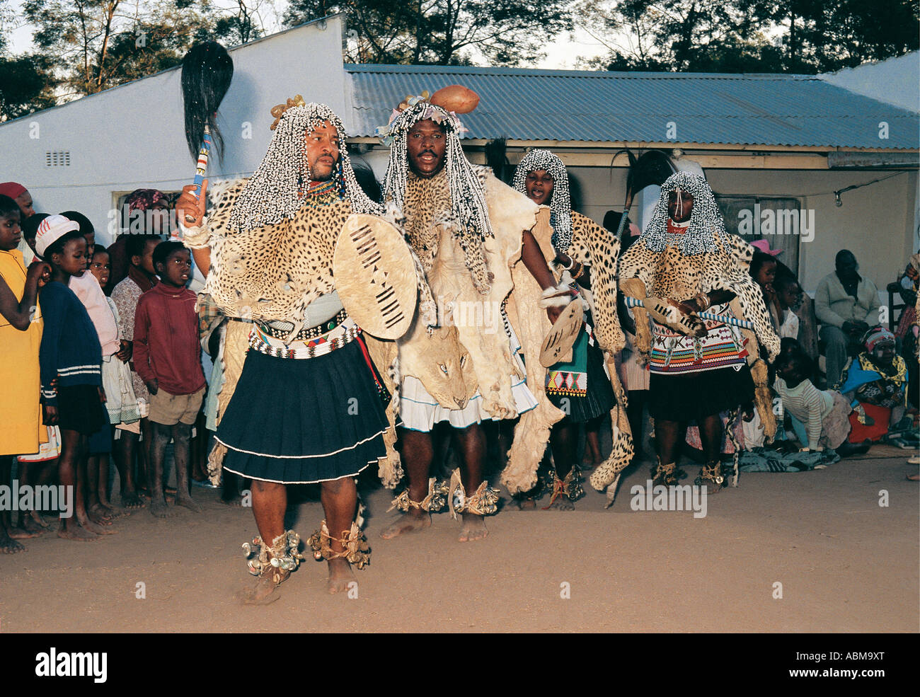 Sangoma capi alla cerimonia di danza Natal Sud Africa sono indossando il tradizionale costimes di Leopard e Lion skin Foto Stock