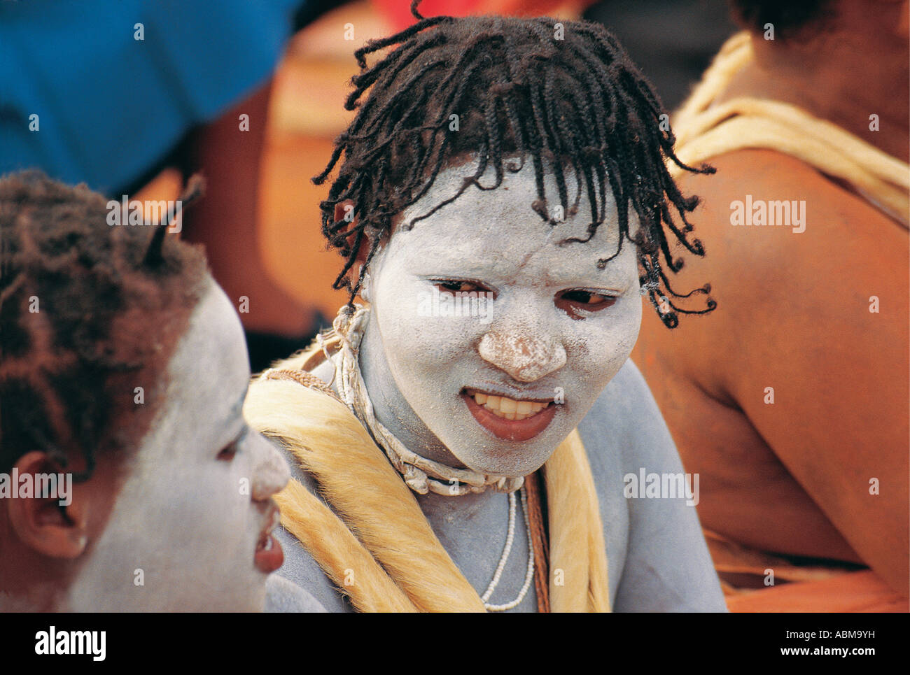 Femmina Sangoma partecipante con argilla bianca Natal Sud Africa Foto Stock