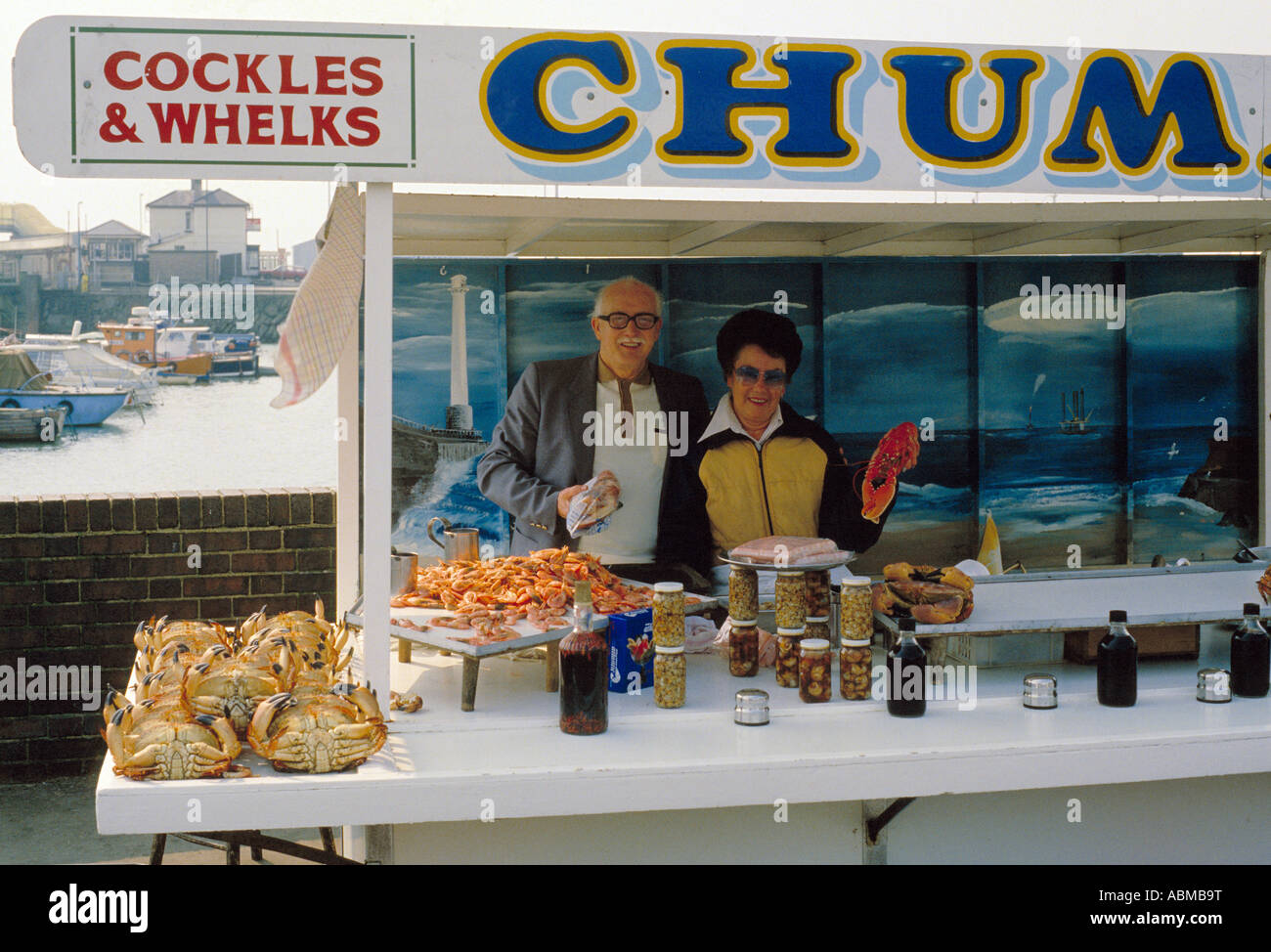 Frutti di mare stand a Folkestone Harbour.UK (circa 1990) Foto Stock