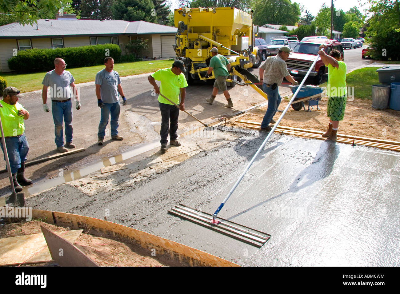 I lavoratori di colata e di livellamento di un concreto passo carraio a Boise Idaho Foto Stock