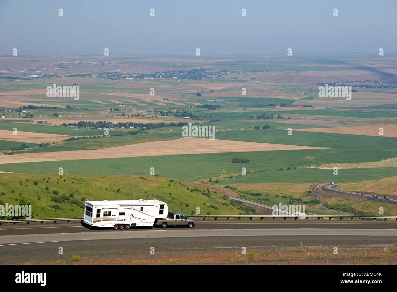 Carrello trasporta una quinta ruota camper sulla Interstate 84 vicino Pendleton Oregon Foto Stock