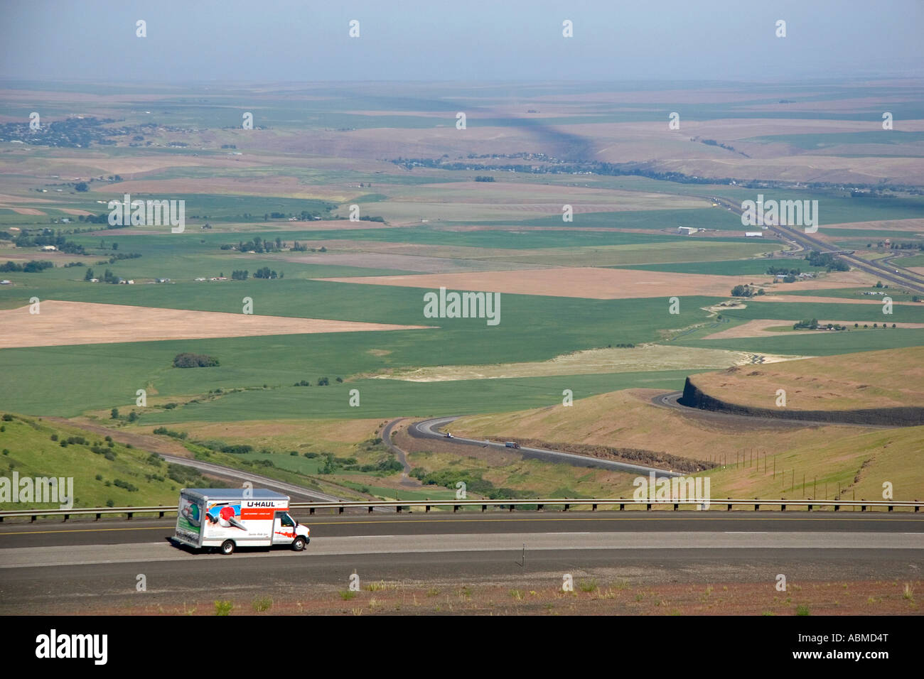 Uhaul spostando il carrello viaggia sulla Interstate 84 vicino Pendleton Oregon Foto Stock