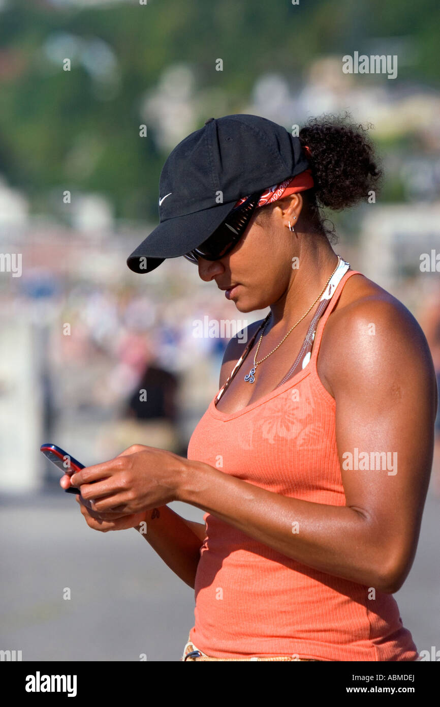 African American donna di messaggistica di testo sul suo telefono cellulare in Seattle Washington MR Foto Stock