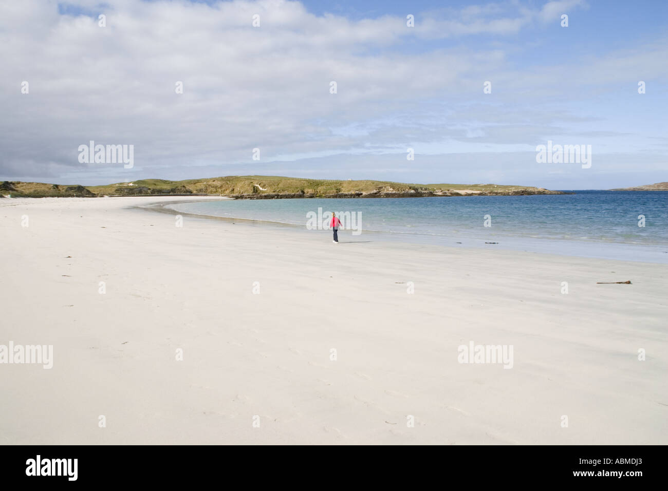 Lone figura sul cane spiaggia della Baia di Connemara Irlanda Foto Stock